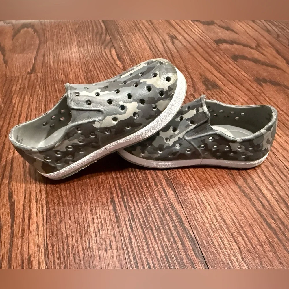 Cat & Jack Gray/Green Camouflage Toddler Slip-On Water Shoes - Size 6